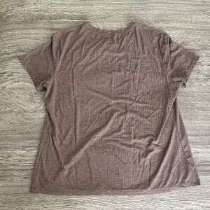 ALO Yoga Brown Short Sleeve Tee Seacoast tee mushroom